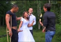 Русская невеста оттрахана на природе мужем и его друзьями