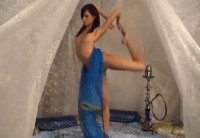 Очень гибкая девушка-гимнастка занимается сексом на шпагате