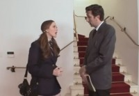 Строгий учитель прямо на лестнице наказал студентку за опоздание