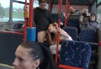 Смелое порно на публике в общественном транспорте